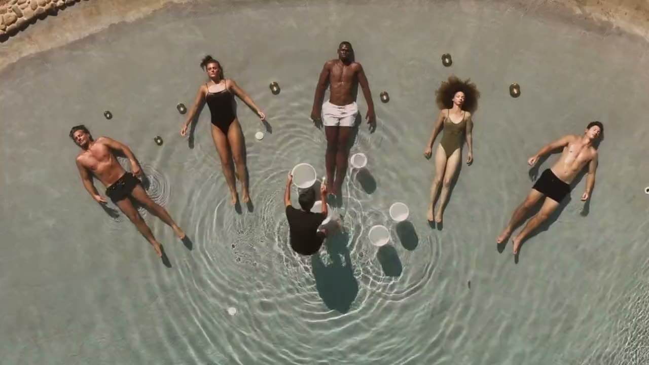 Sesión grupal de cuencos en el agua guiada por un facilitador de Soul Elements en Yubarta, Cayo Levantado