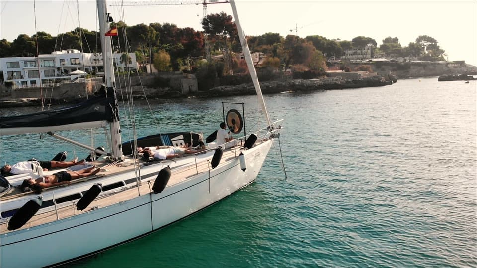 Sesión de sonido con handpan y gong a bordo de un velero