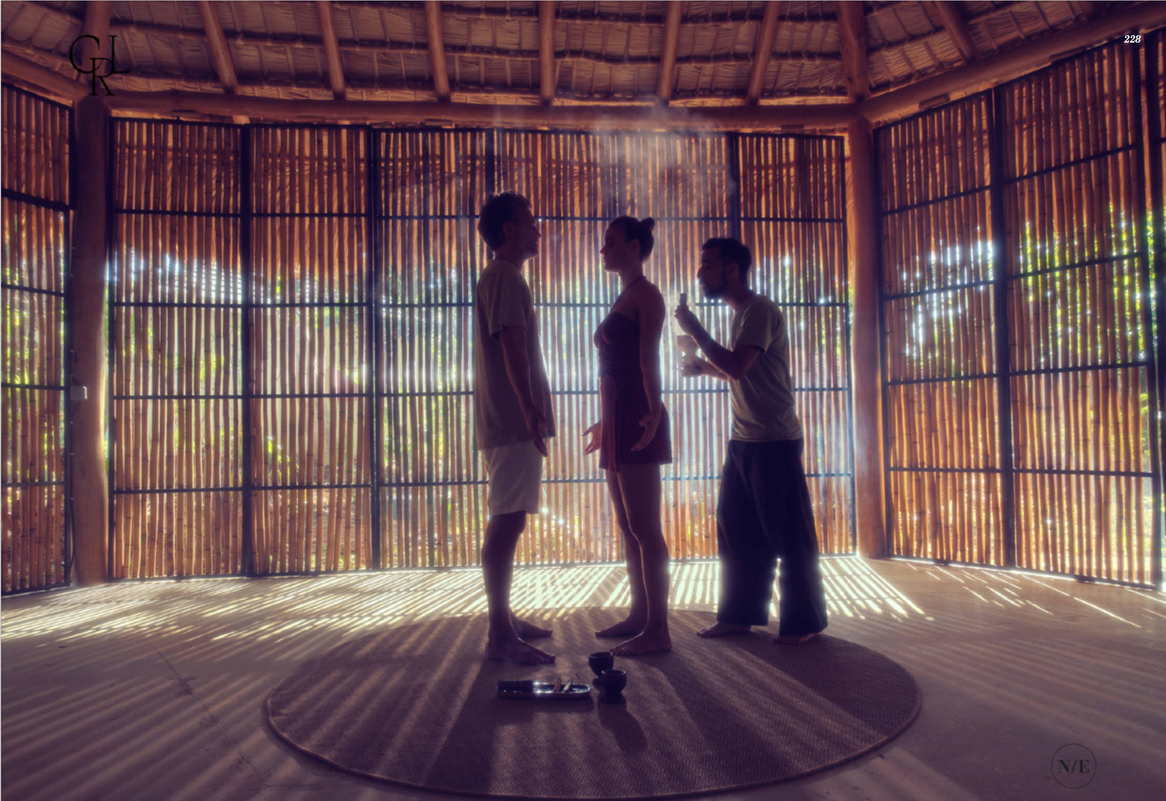 Ritual de energetic cleansing en la sala de bambú de Yubarta, a contraluz