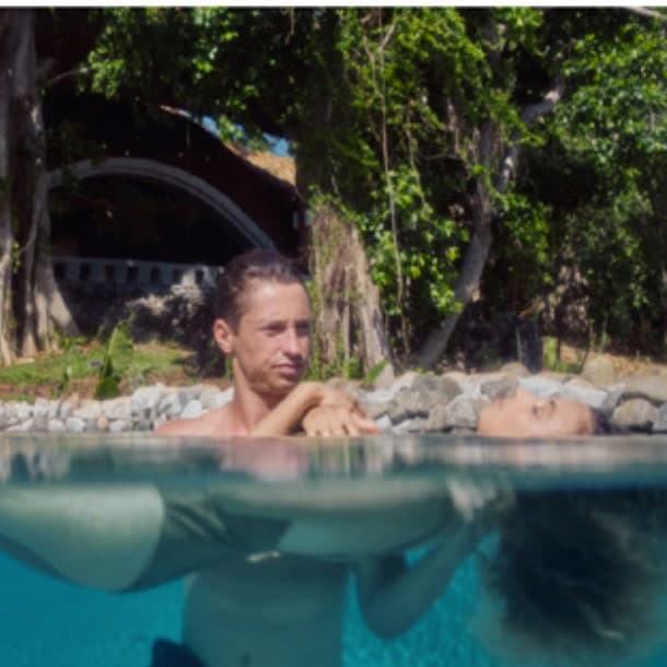 Sesión de flotación guiada en la piscina