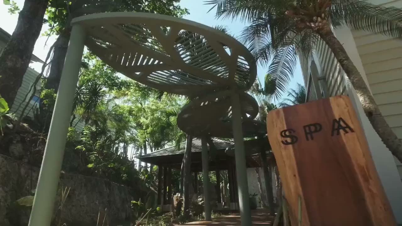 The spa at Cayo Levantado: the entrance, the reception and the indoor pool