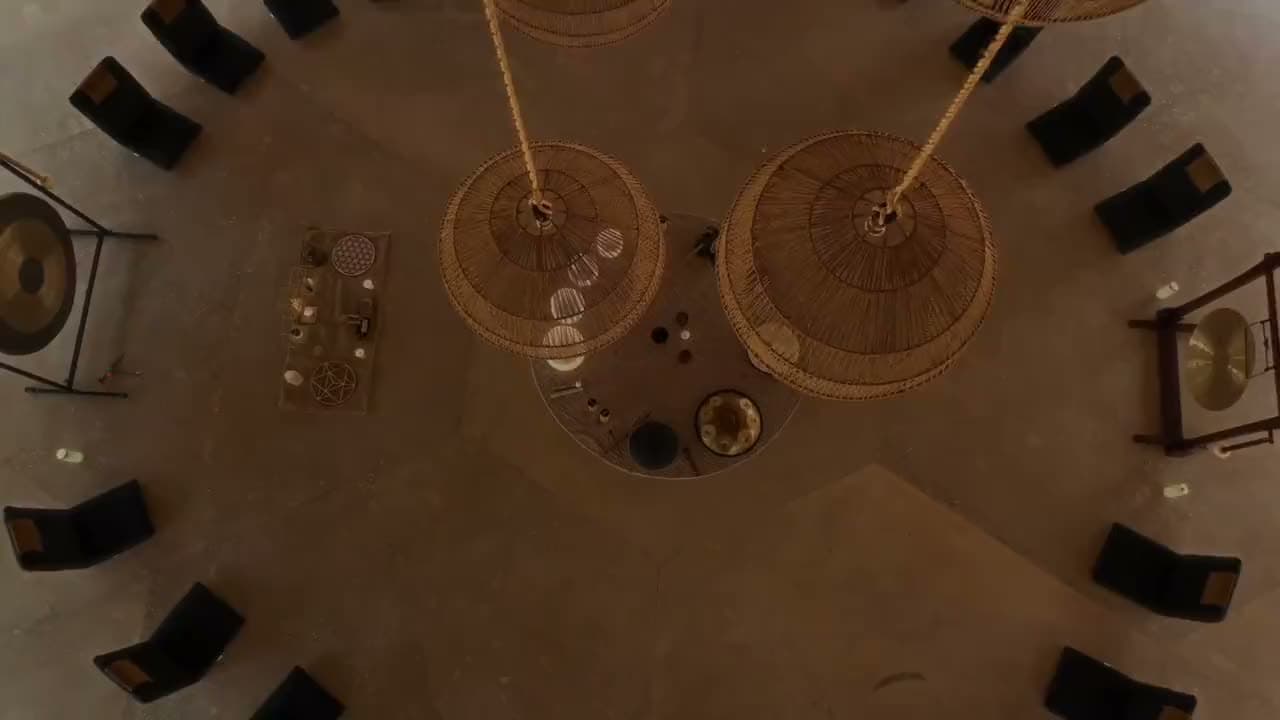 Espacios de bienestar diseñados en Cayo Levantado: sala de gongs, galerías de bambú y el resort desde el aire