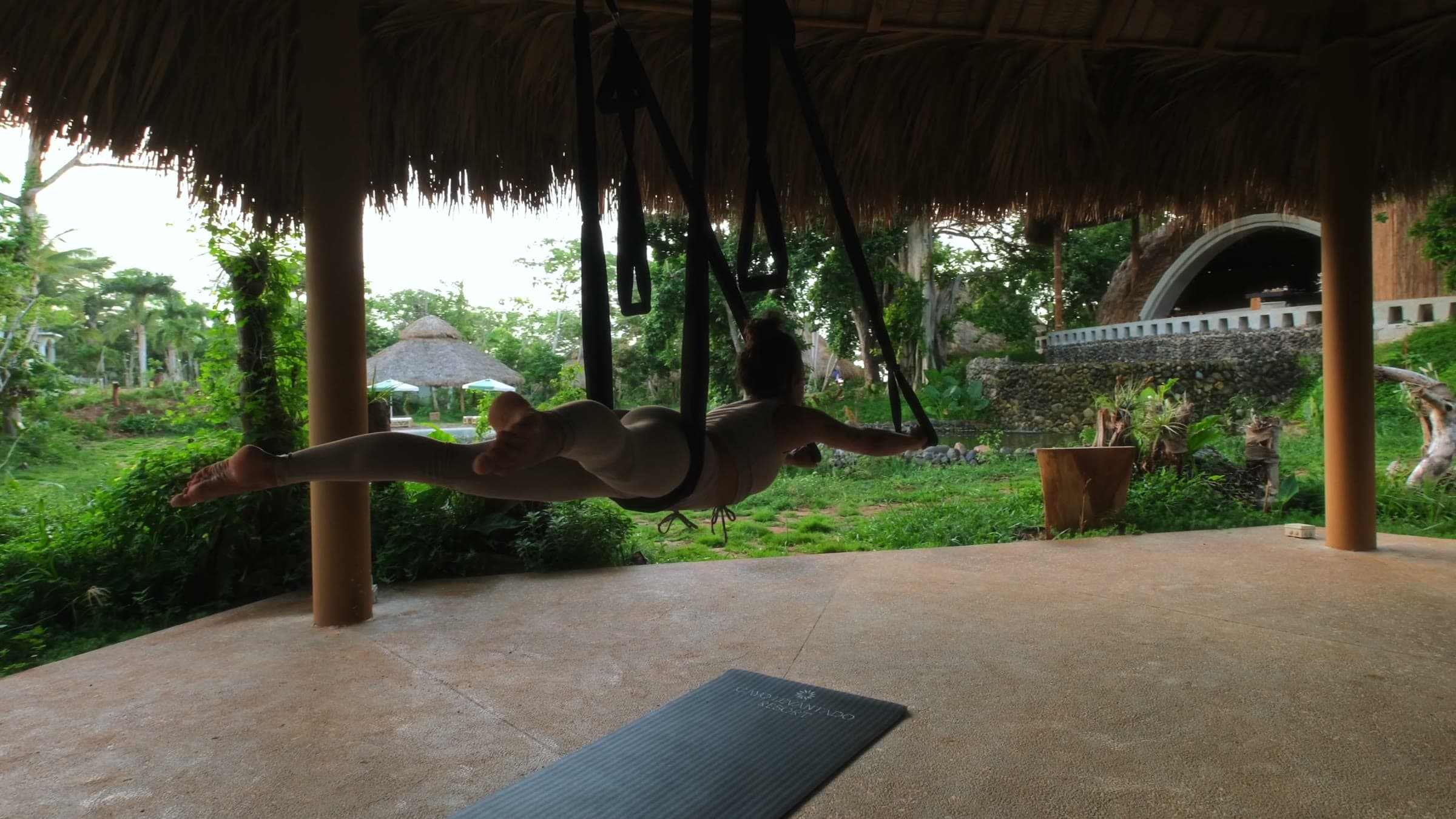Sesión de aeroyoga bajo la palapa de Yubarta