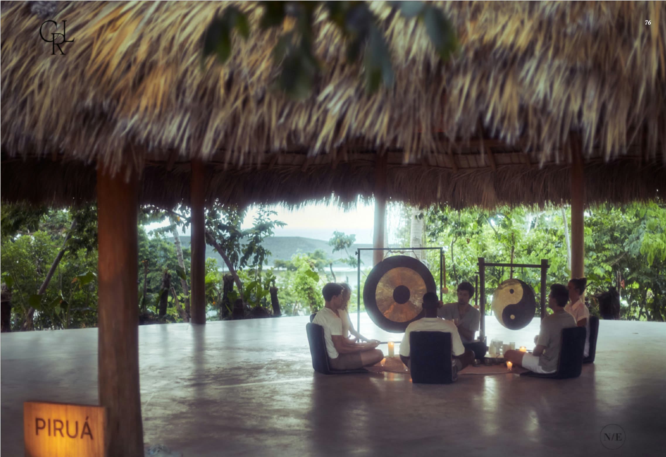 Sesión de sonido bajo la palapa de Yubarta, con gongs y el grupo sentado